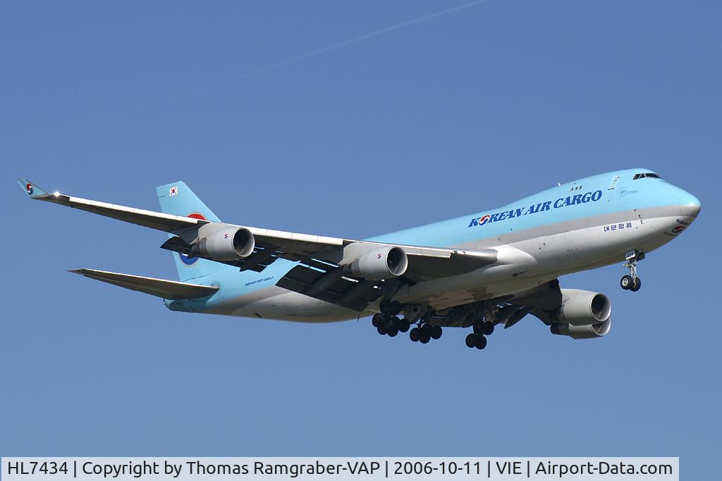 HL7434, 2002 Boeing 747-4B5F/SCD C/N 32809, Korean Cargo B747-400F