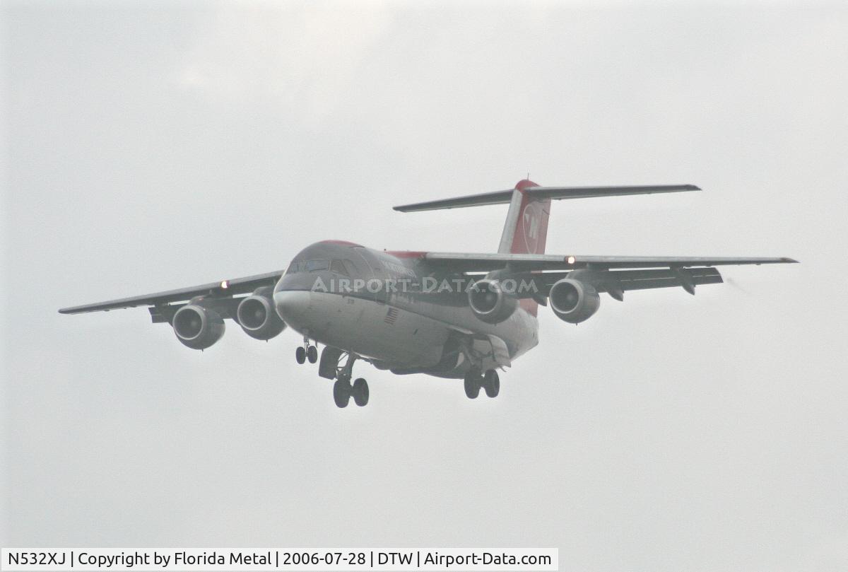 N532XJ, 2000 British Aerospace Avro 146-RJ85A C/N E2366, Landing 22L at DTW
