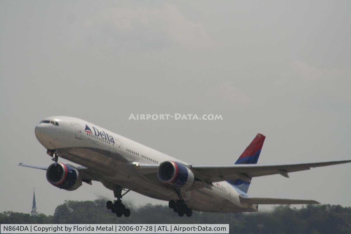 N864DA, 1999 Boeing 777-232 C/N 29736, Leaving ATL