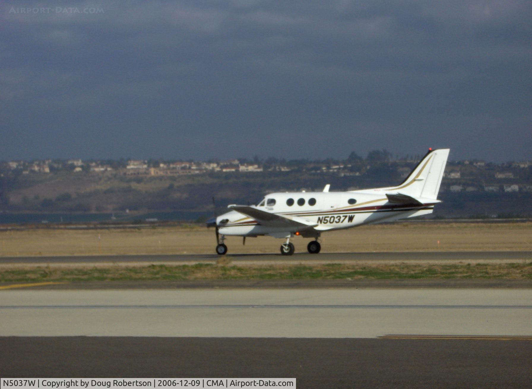 N5037W, 2001 Raytheon Aircraft Company C90A C/N LJ-1630, 2001 Raytheon Beech C90A KING AIR, two P&W PT6A 550 Hp, taxi