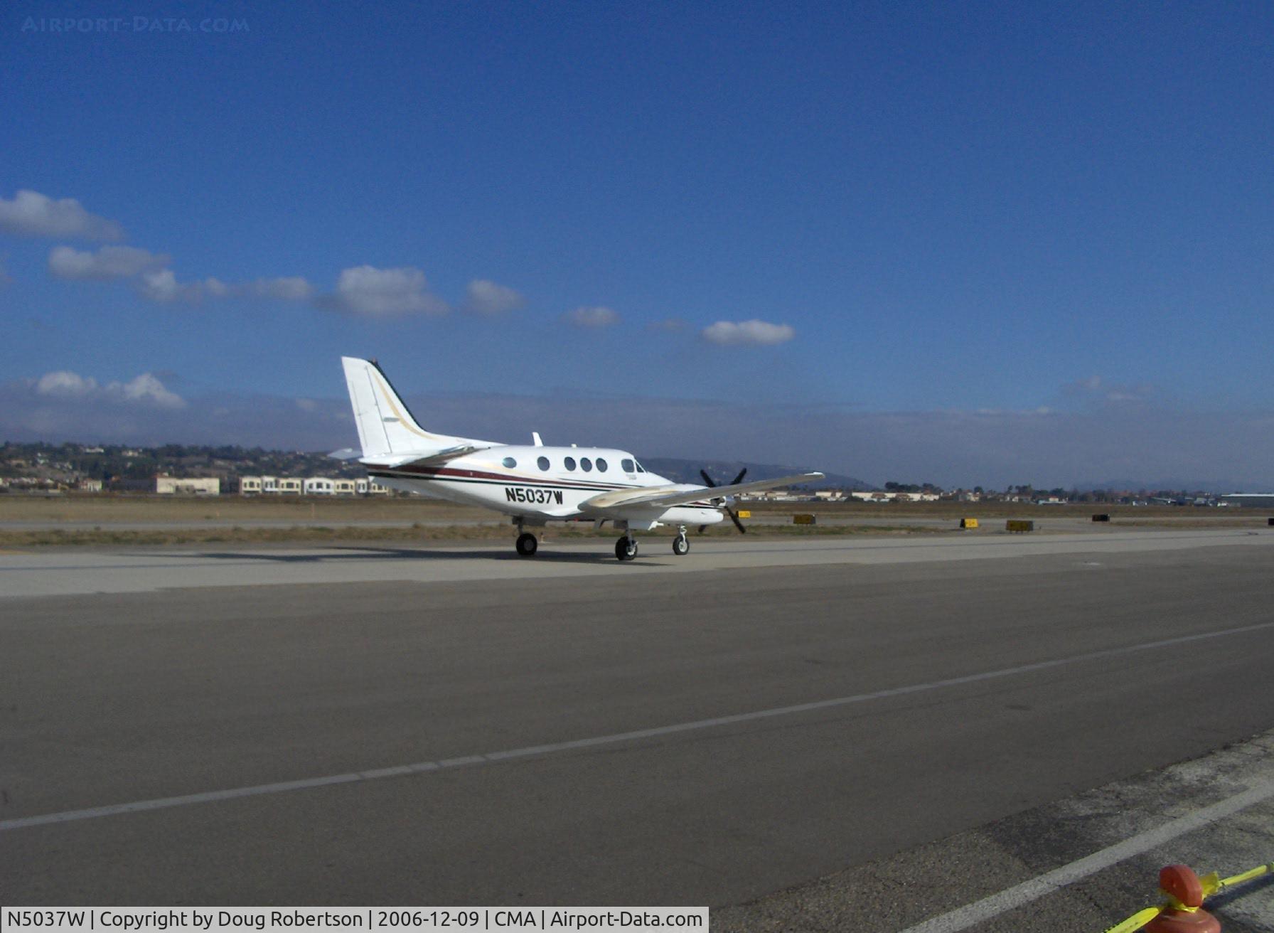 N5037W, 2001 Raytheon Aircraft Company C90A C/N LJ-1630, 2001 Raytheon Beech C90A KING AIR, two P&W PT6A-21 550 shp turboprops, taxi
