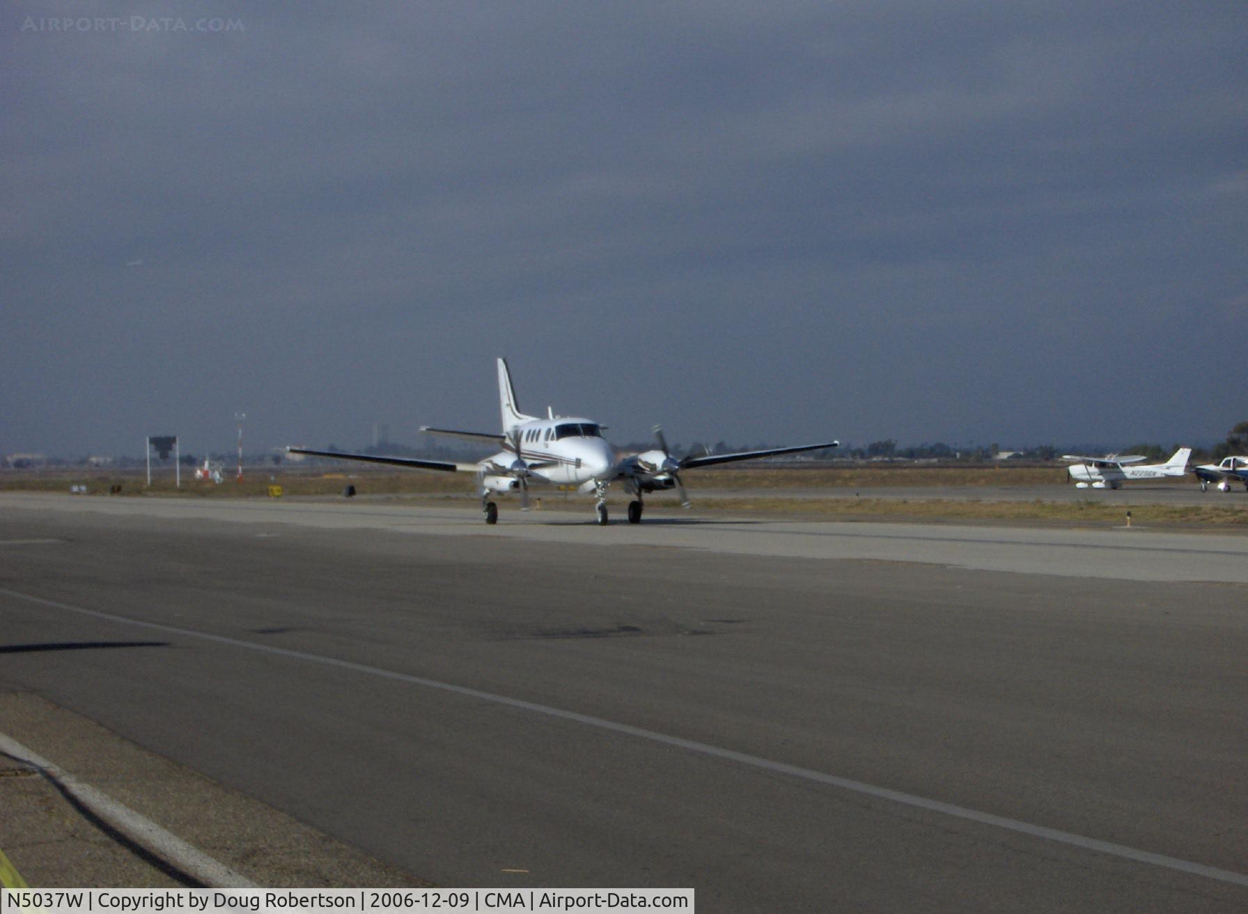 N5037W, 2001 Raytheon Aircraft Company C90A C/N LJ-1630, 2001 Raytheon Beech C90A KING AIR, two P&W PT6A 550 Hp, taxi