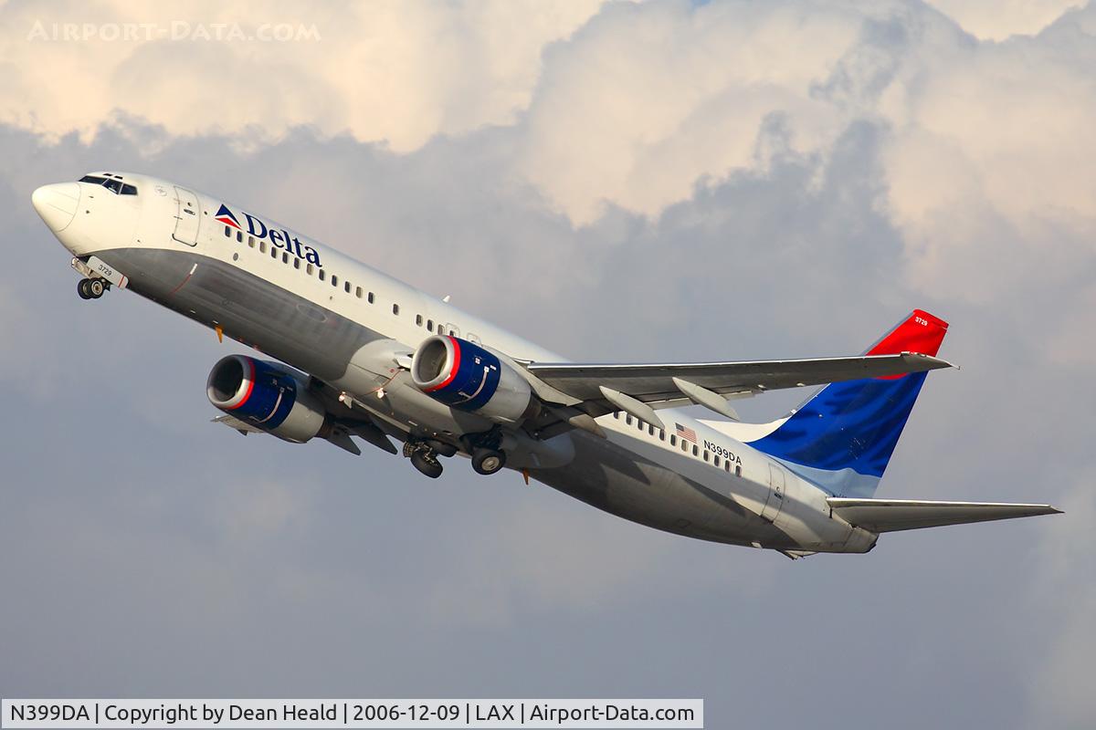 N399DA, 2000 Boeing 737-832 C/N 30379, Delta Airlines N399DA (FLT DAL1162) climbing out from RWY 25R enroute to Salt Lake City Int'l (KSLC).