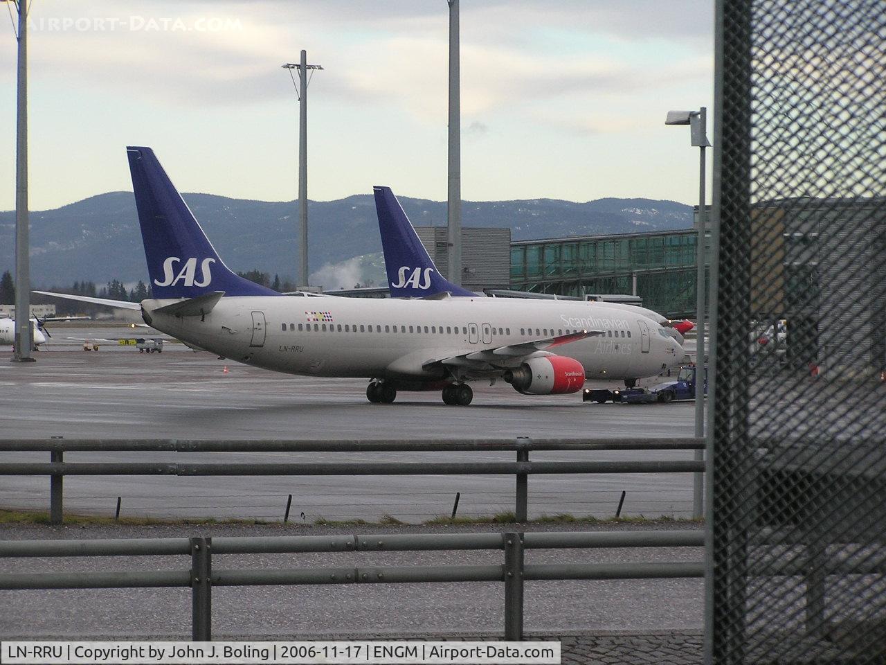 LN-RRU, 2002 Boeing 737-883 C/N 28327, Boeing 737 push-back at Oslo, Norway