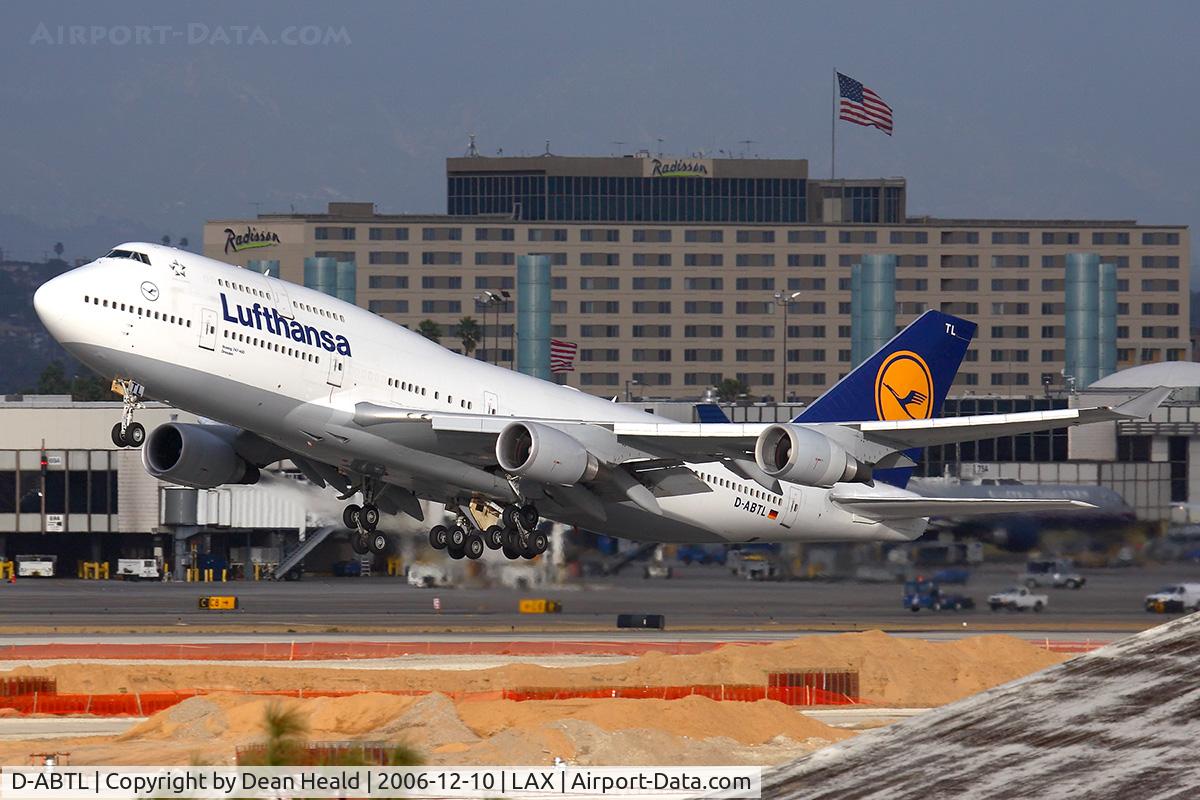 D-ABTL, 2002 Boeing 747-430 C/N 29872, Lufthansa D-ABTL (FLT DLH457) departing RWY 25R in nice light enroute to Frankfurt Main (EDDF).