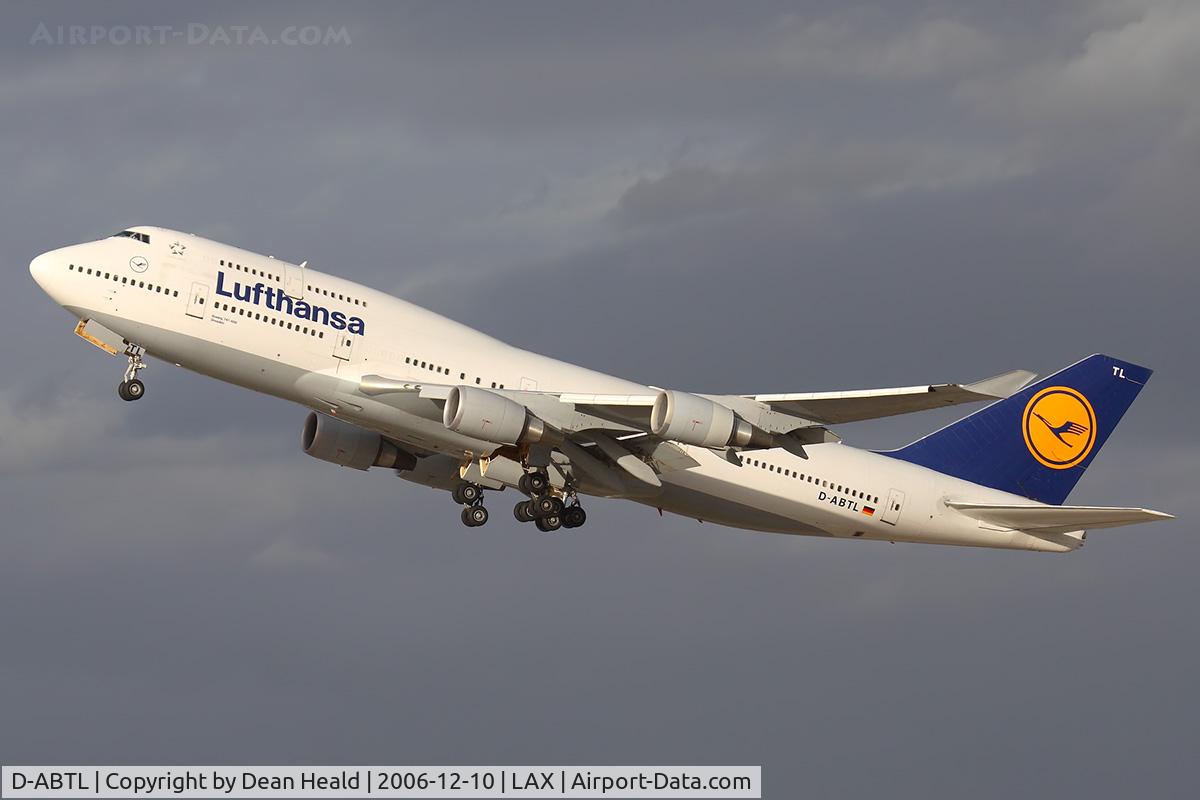 D-ABTL, 2002 Boeing 747-430 C/N 29872, Lufthansa D-ABTL (FLT DLH457) climbing out from RWY 25R enroute to Frankfurt Main (EDDF).