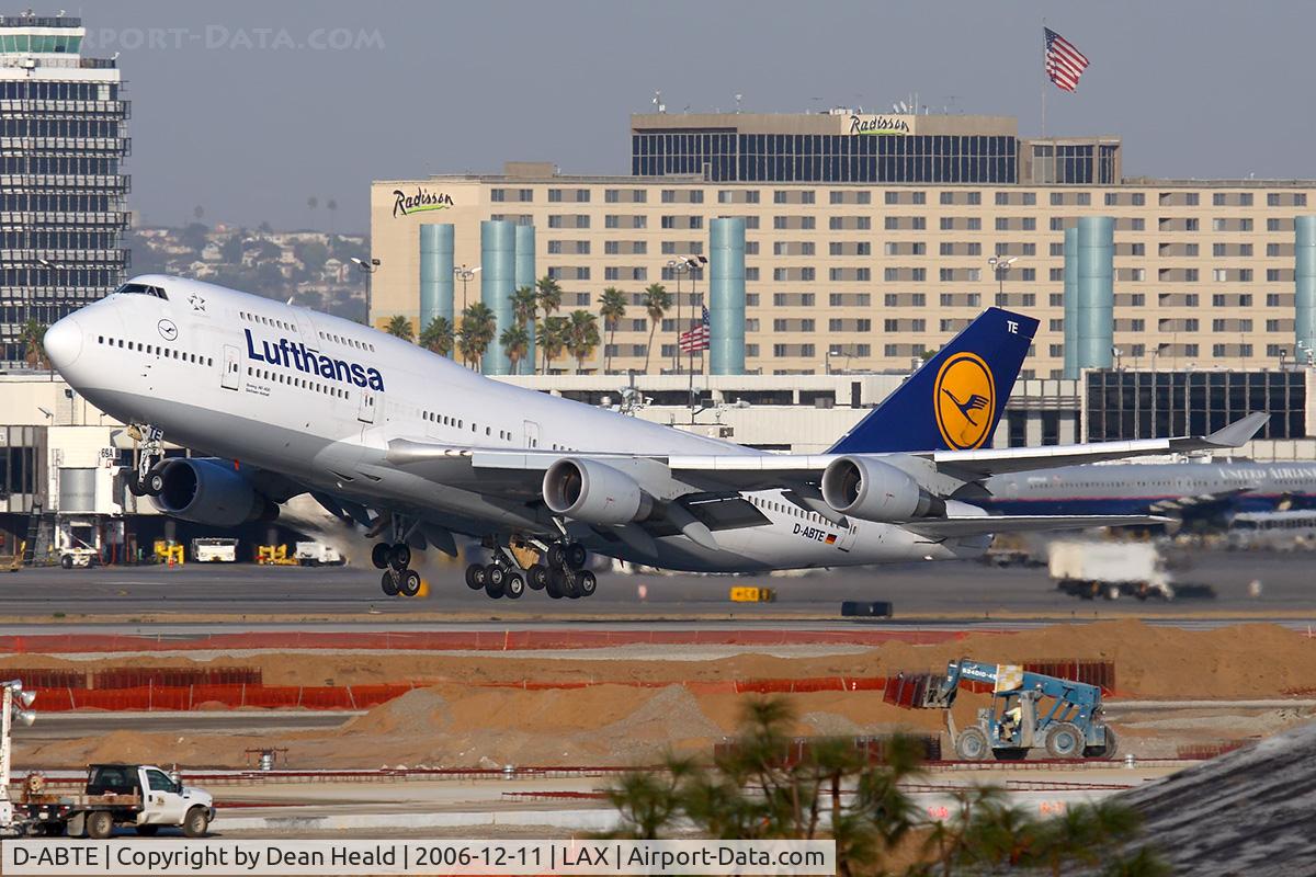 D-ABTE, 1991 Boeing 747-430M C/N 24966, Lufthansa D-ABTE (FLT DLH457) departing RWY 25R enroute to Frankfurt Main (EDDF).  I saw this plane land two hours earlier.