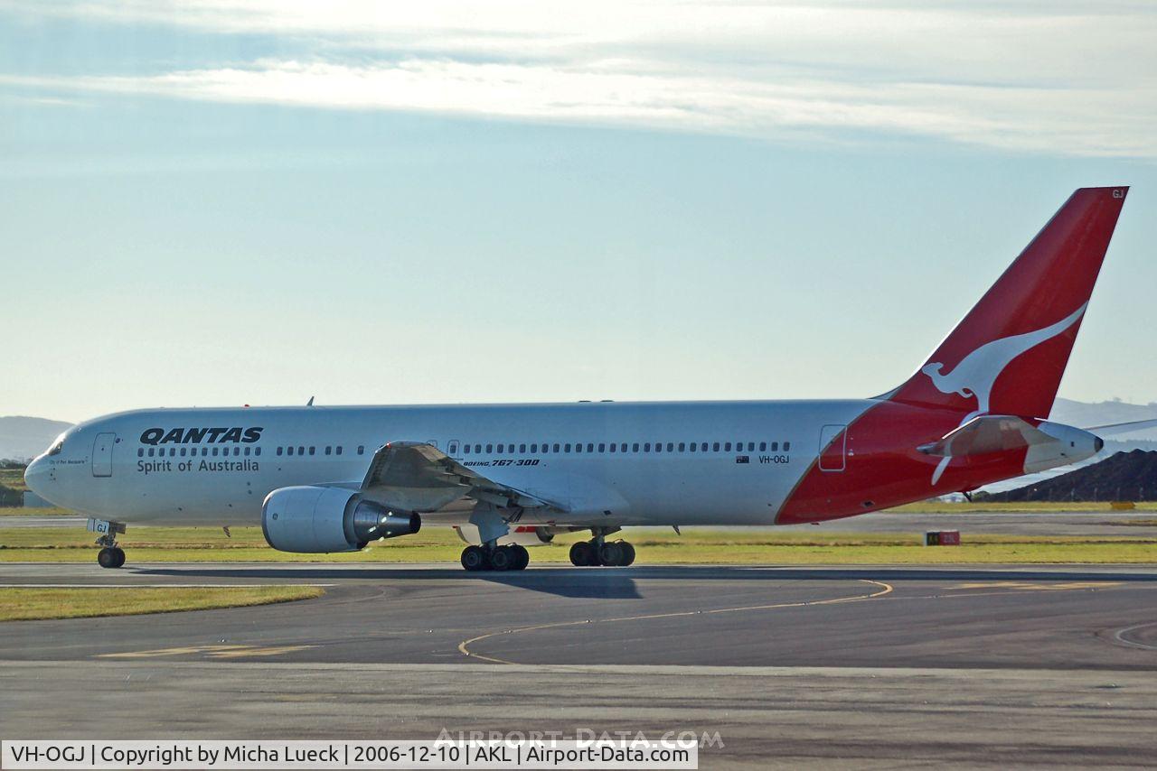 VH-OGJ, 1991 Boeing 767-338/ER C/N 25274, Taxiing to the runway