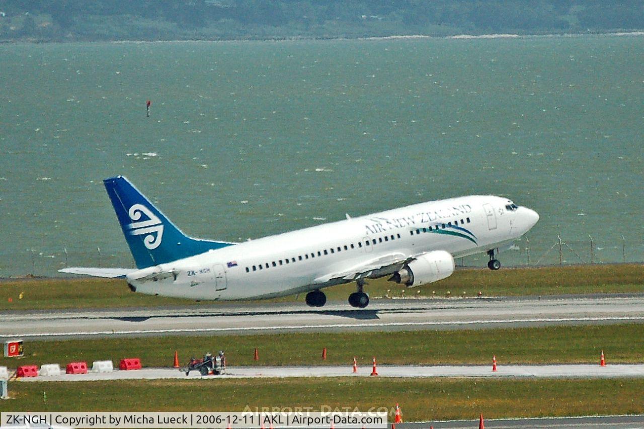 ZK-NGH, 1999 Boeing 737-319 C/N 25607, Taking off