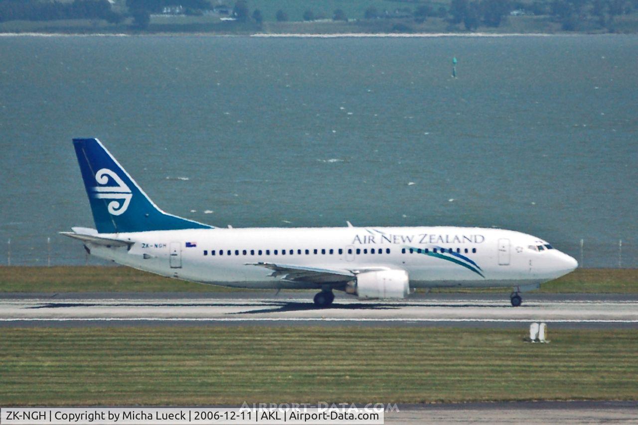 ZK-NGH, 1999 Boeing 737-319 C/N 25607, Accelerating for take-off