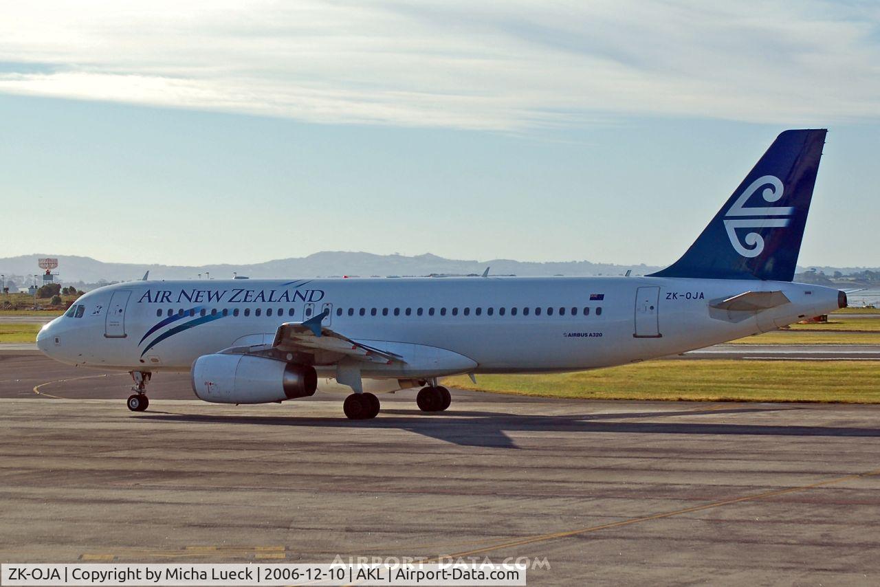 ZK-OJA, 2003 Airbus A320-232 C/N 2085, Taxiing to the runway