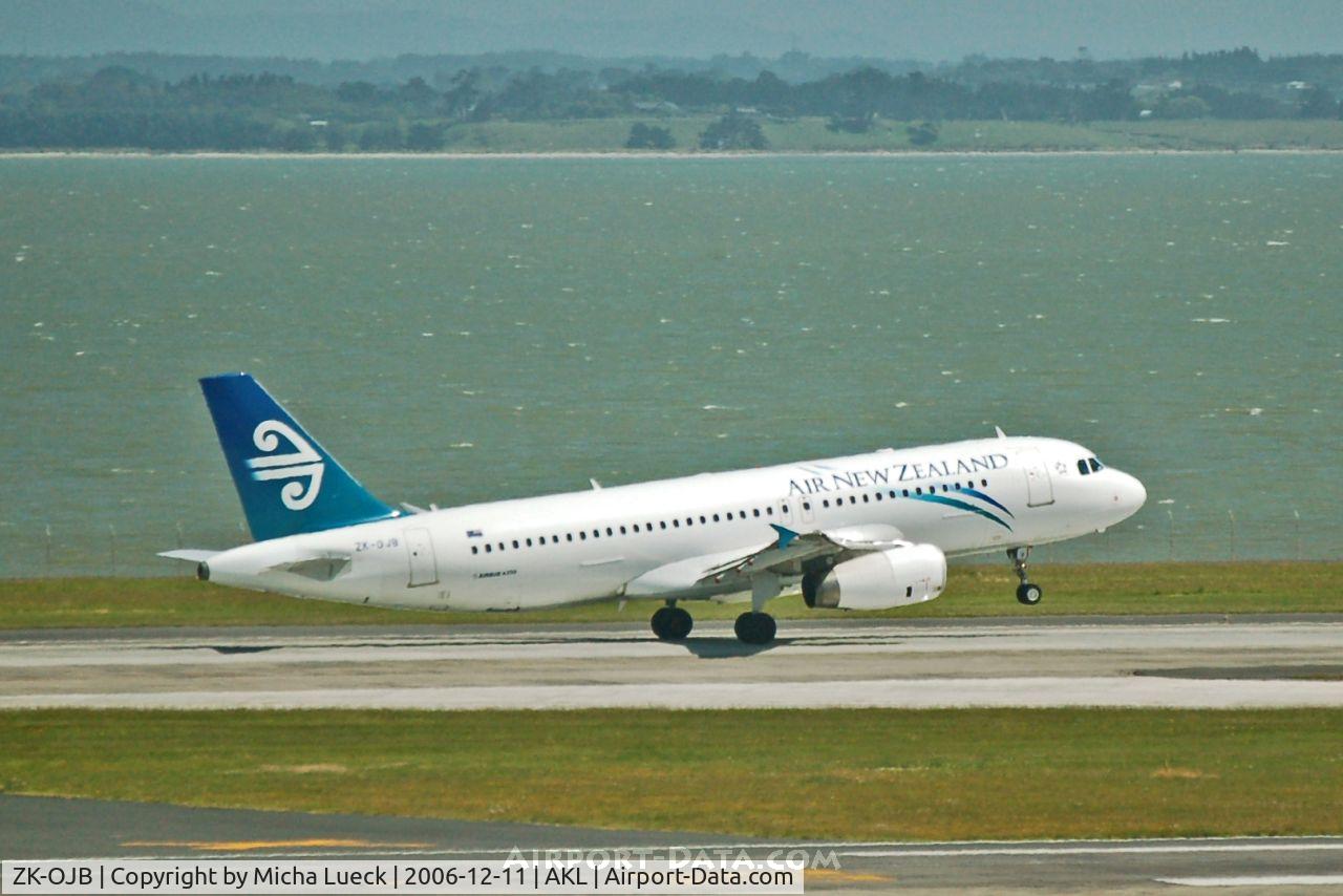 ZK-OJB, 2003 Airbus A320-232 C/N 2090, Taking off