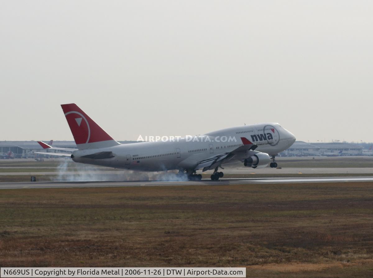 N669US, 1990 Boeing 747-451 C/N 24224, Lots of smoke from tires