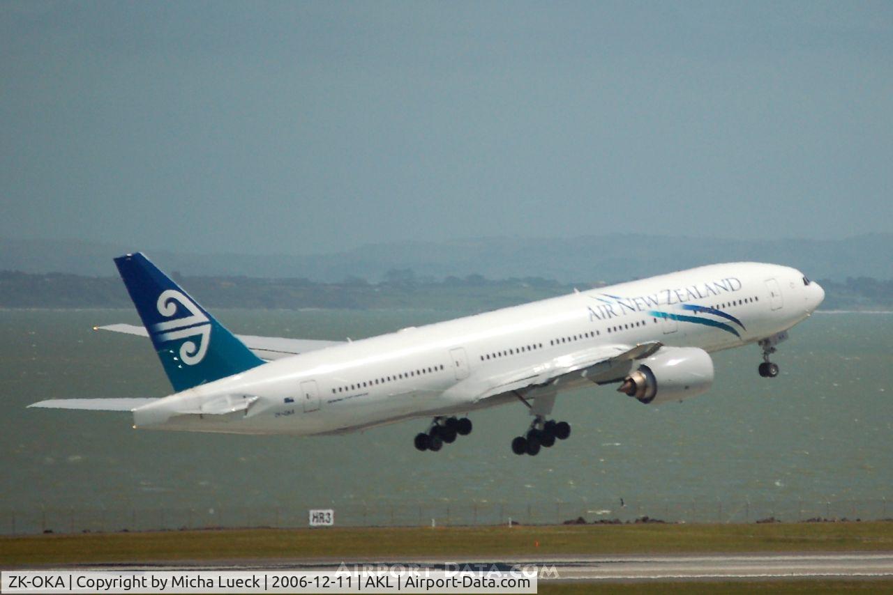 ZK-OKA, 2005 Boeing 777-219/ER C/N 29404, Climbing out of Auckland