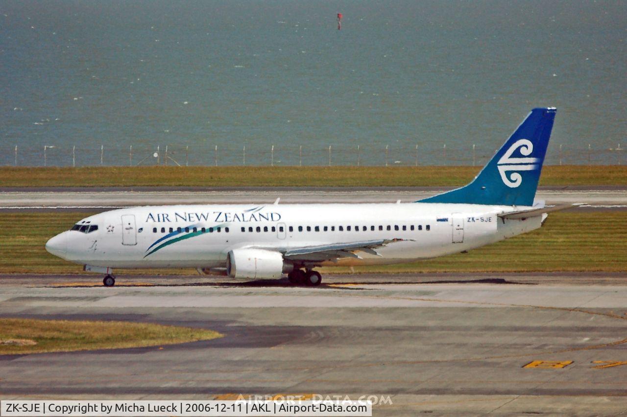 ZK-SJE, 1995 Boeing 737-3K2 C/N 27635, Taxiing to the gate