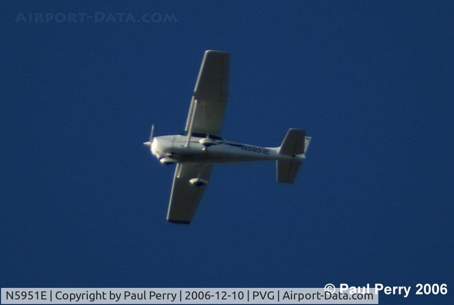 N5951E, 1978 Cessna 172N C/N 17271974, Scooting over Hampton Roads Executive Airport