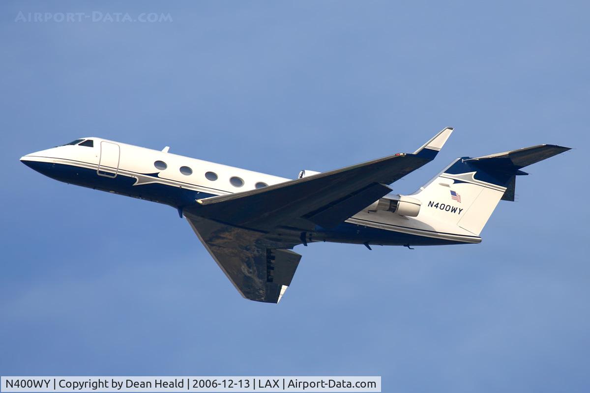 N400WY, 1986 Gulfstream Aerospace G-1159A Gulfstream III C/N 467, 1998 Gulfstream G-II N400WY climbing out from RWY 25R enroute to Dallas Love Field (KDAL).