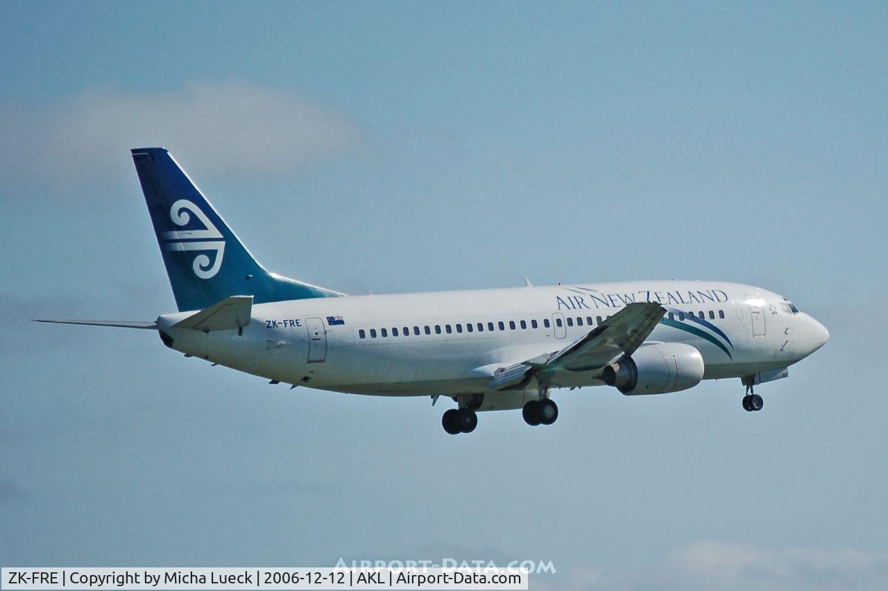 ZK-FRE, 1998 Boeing 737-3U3 C/N 28742, on finals at Auckland