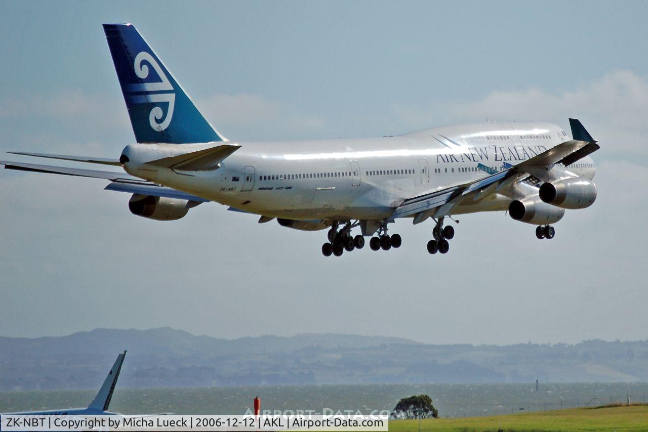 ZK-NBT, 1990 Boeing 747-419 C/N 24855, Seconds before touch-down