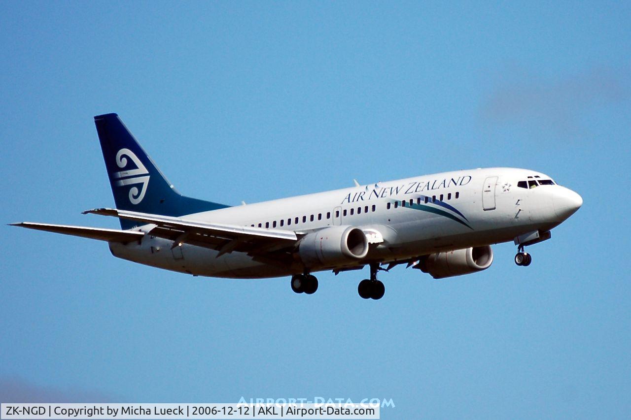ZK-NGD, 1998 Boeing 737-3U3 C/N 28732, Approaching Auckland