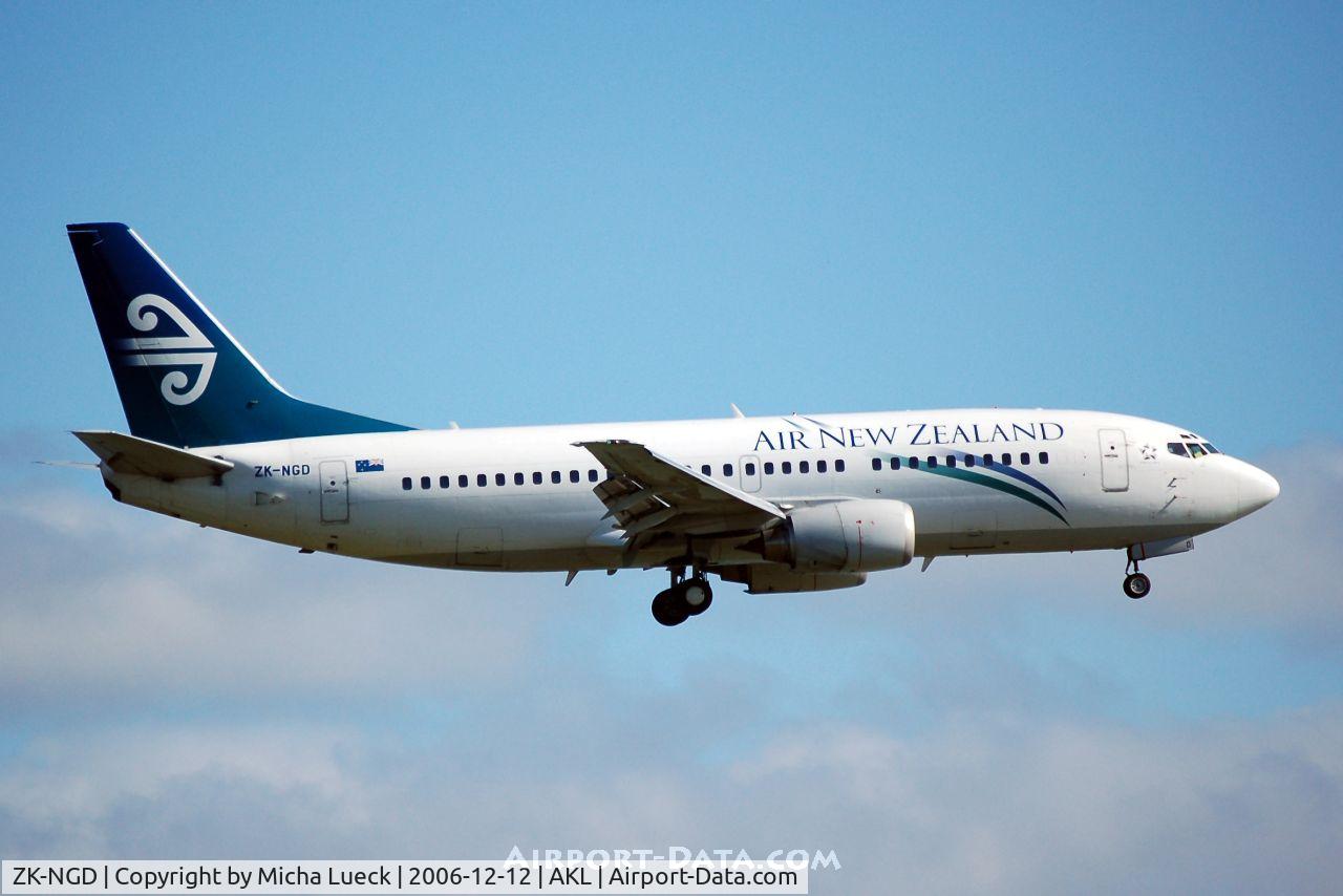 ZK-NGD, 1998 Boeing 737-3U3 C/N 28732, on finals at Auckland