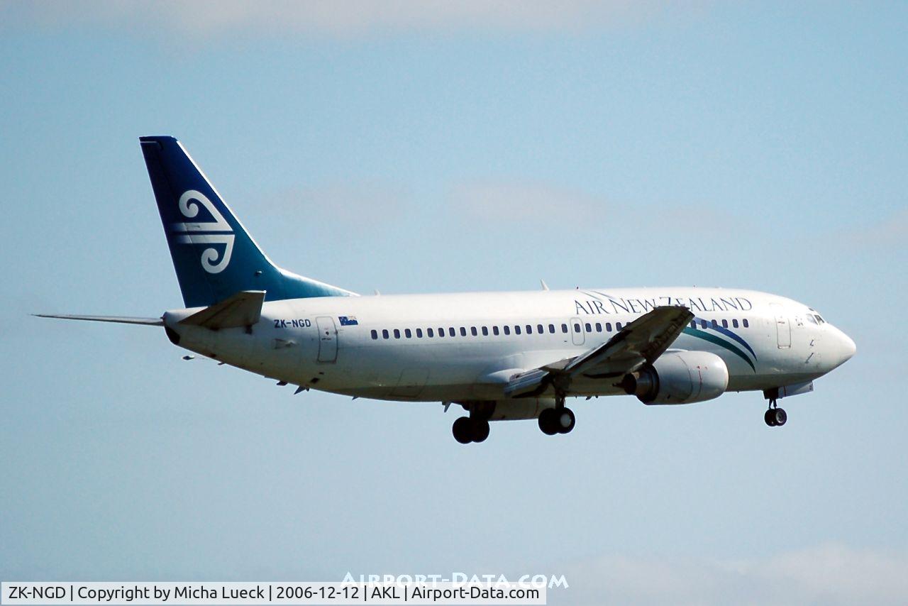 ZK-NGD, 1998 Boeing 737-3U3 C/N 28732, On short finals