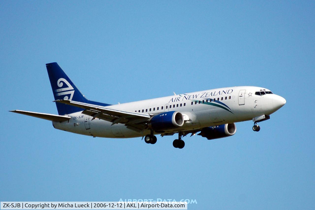 ZK-SJB, 1997 Boeing 737-33R C/N 28868, The blue engine cowlings and the registration (not in the ZK-NG* series) reveal that this is an ex-Freedom Air aircraft