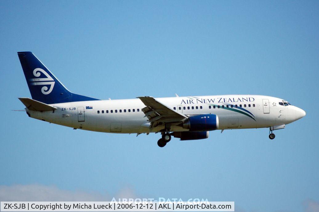 ZK-SJB, 1997 Boeing 737-33R C/N 28868, The blue engine cowlings and the registration (not in the ZK-NG* series) reveal that this is an ex-Freedom Air aircraft