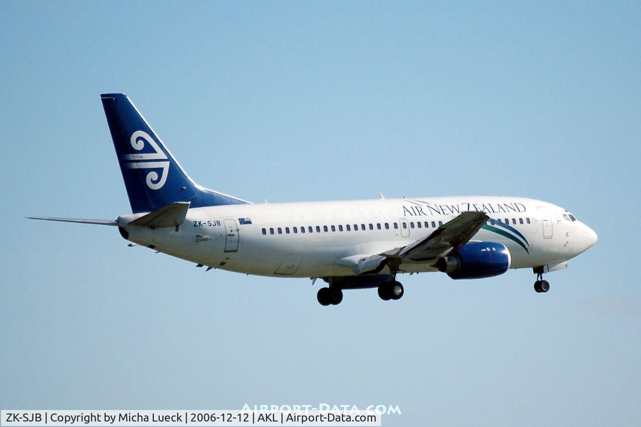 ZK-SJB, 1997 Boeing 737-33R C/N 28868, The blue engine cowlings and the registration (not in the ZK-NG* series) reveal that this is an ex-Freedom Air aircraft