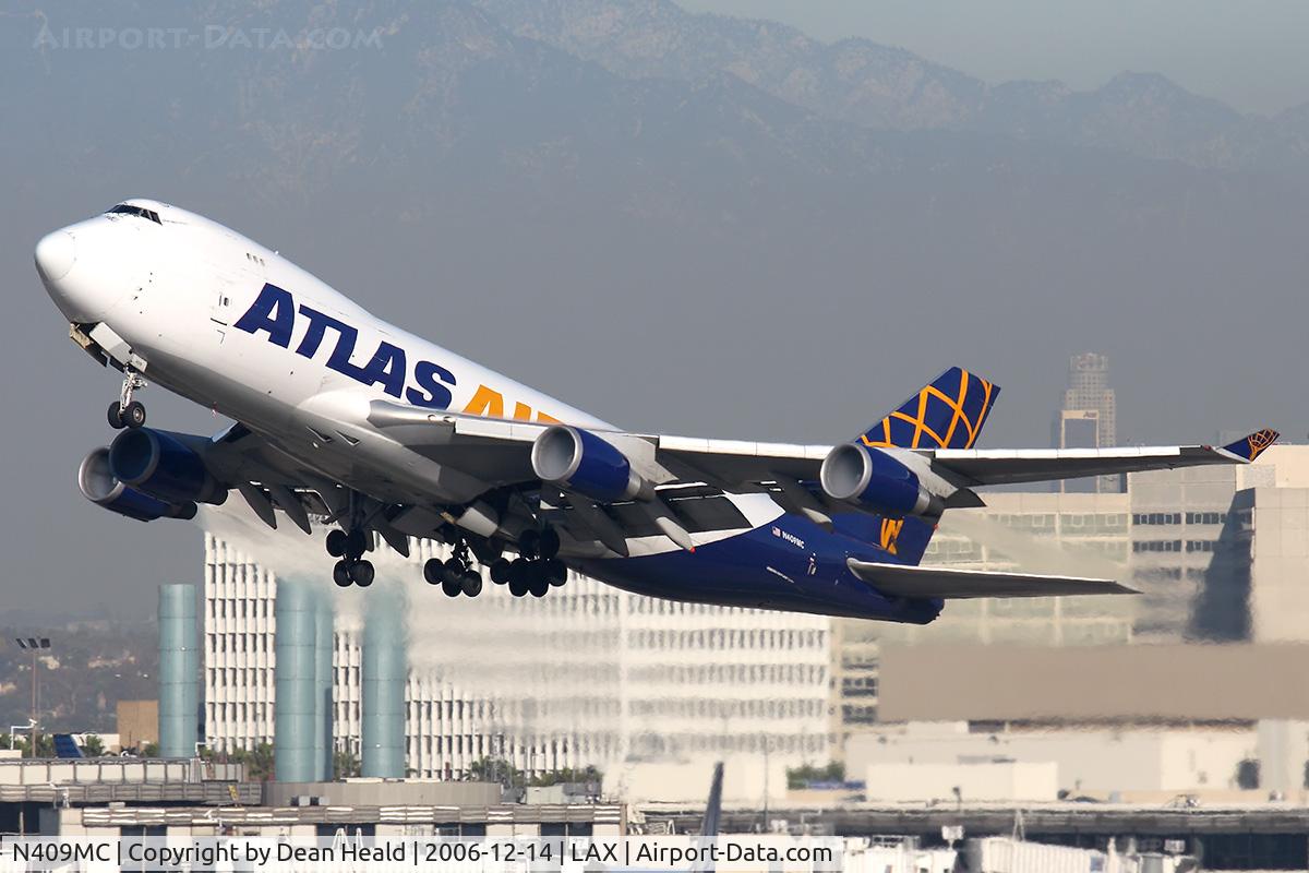 N409MC, 2000 Boeing 747-47UF C/N 30558/1242, Nice condensation at the engine faces on this Atlas Air 747-400 freighter as she starts her journey across the Pacific to Honolulu.