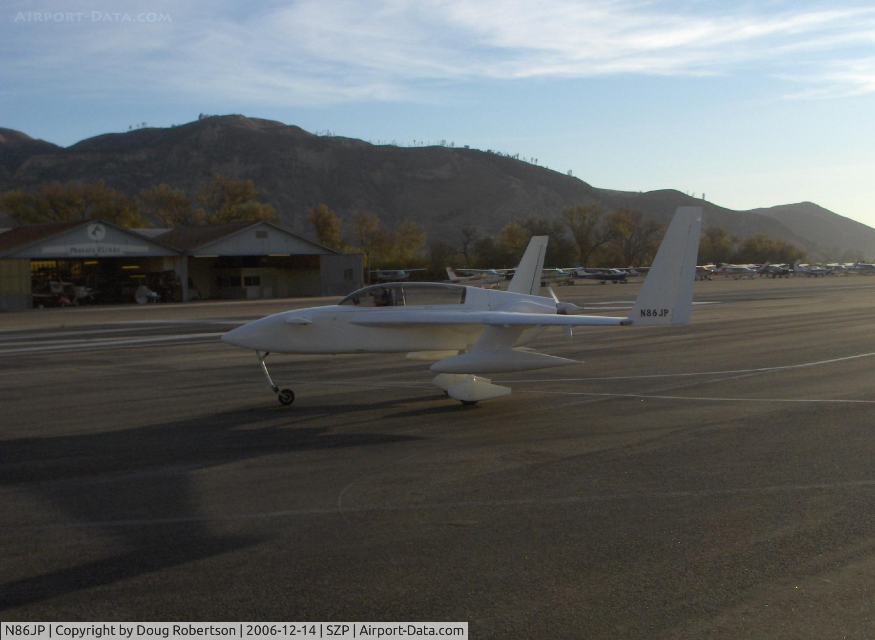 N86JP, 1986 Rutan Long-EZ C/N 839, 1986 Potter LONG-EZE Canard, Lycoming O-235 115 Hp, taxi to Rwy 22, note long range tanks