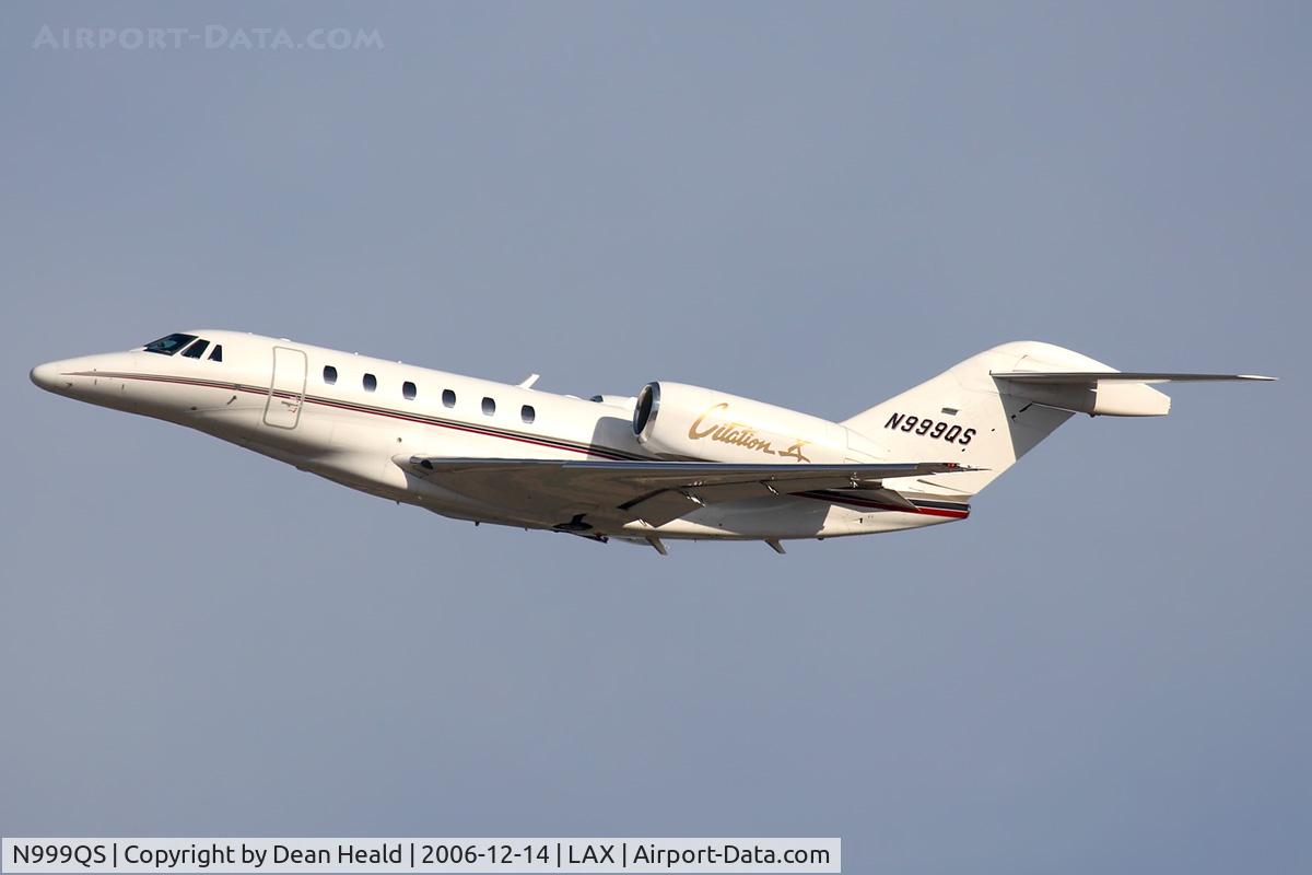 N999QS, 2002 Cessna 750 Citation X C/N 750-0203, NetJets Aviation N999QS (2002 Cessna Citation X) climbing out from RWY 25R enroute to Cancun Int'l (MMUN).