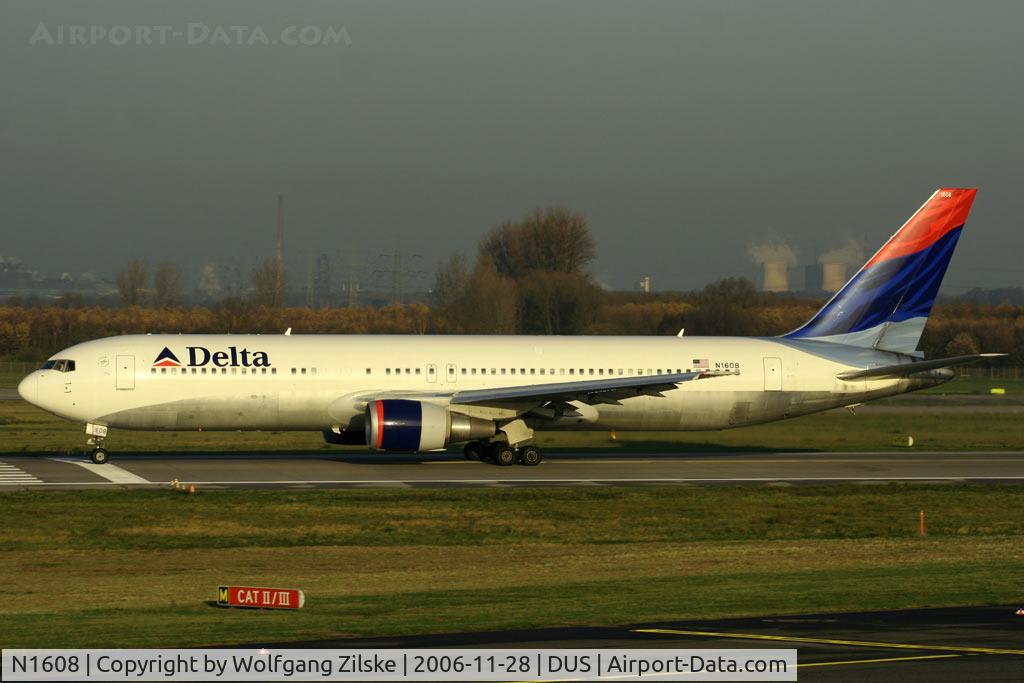 N1608, 2000 Boeing 767-332 C/N 30573, visitor