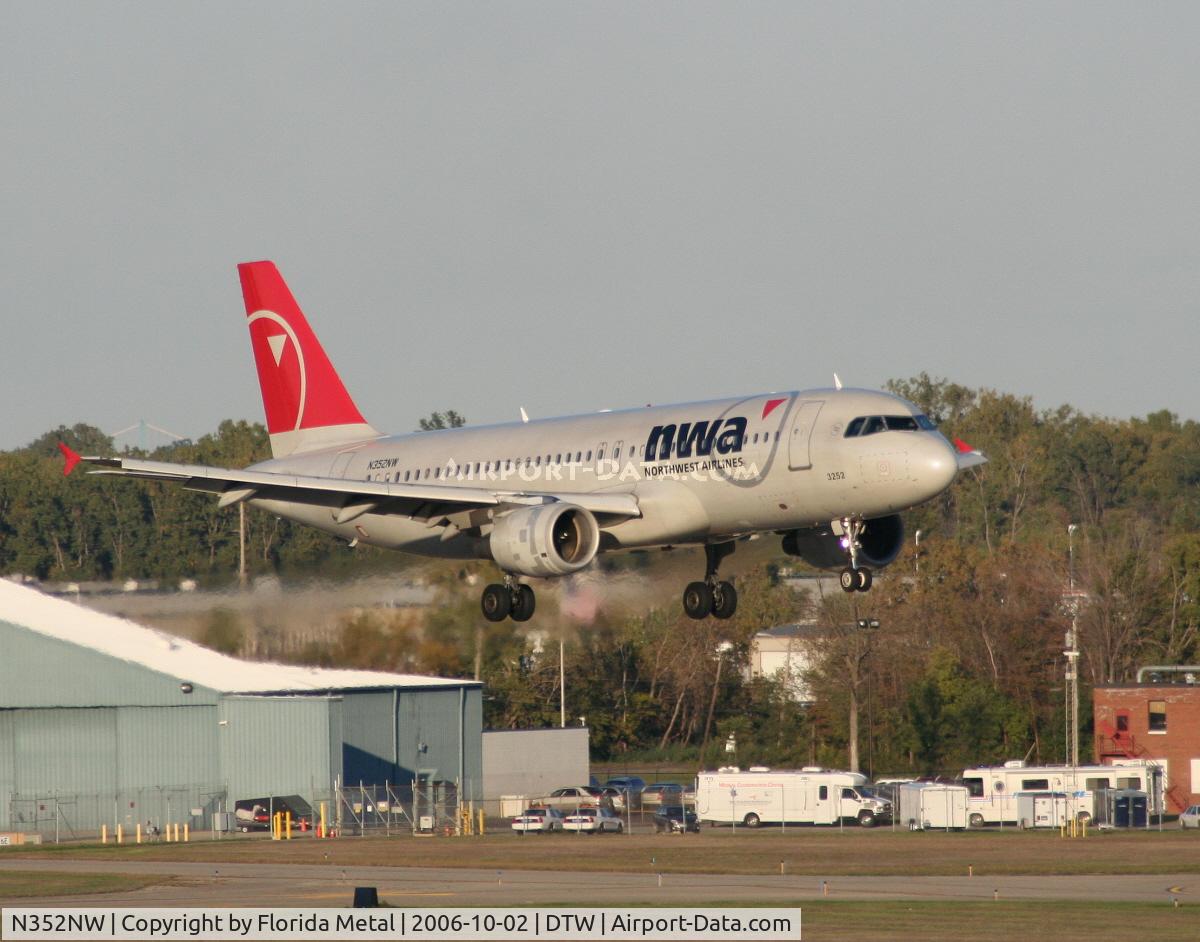 N352NW, 1998 Airbus A320-212 C/N 778, Landing 21R