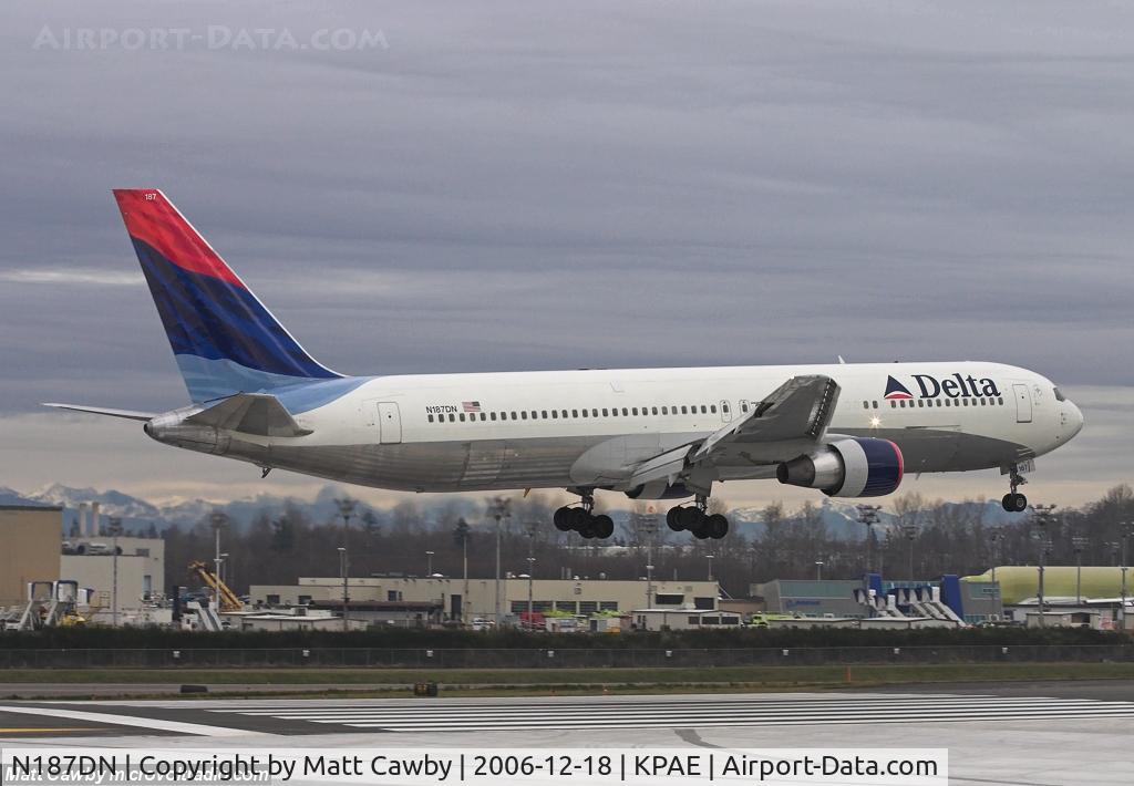 N187DN, 1996 Boeing 767-332/ER C/N 27582, Going to the Goodrich hangar