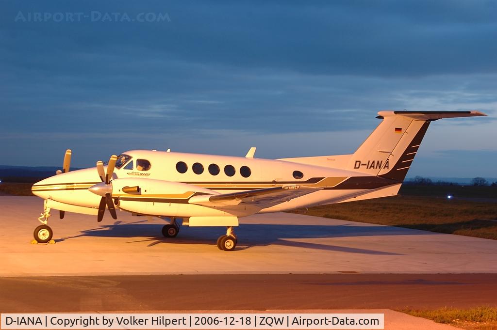 D-IANA, 1995 Beech B200 Super King Air King Air C/N BB-1517, DIANA by night
