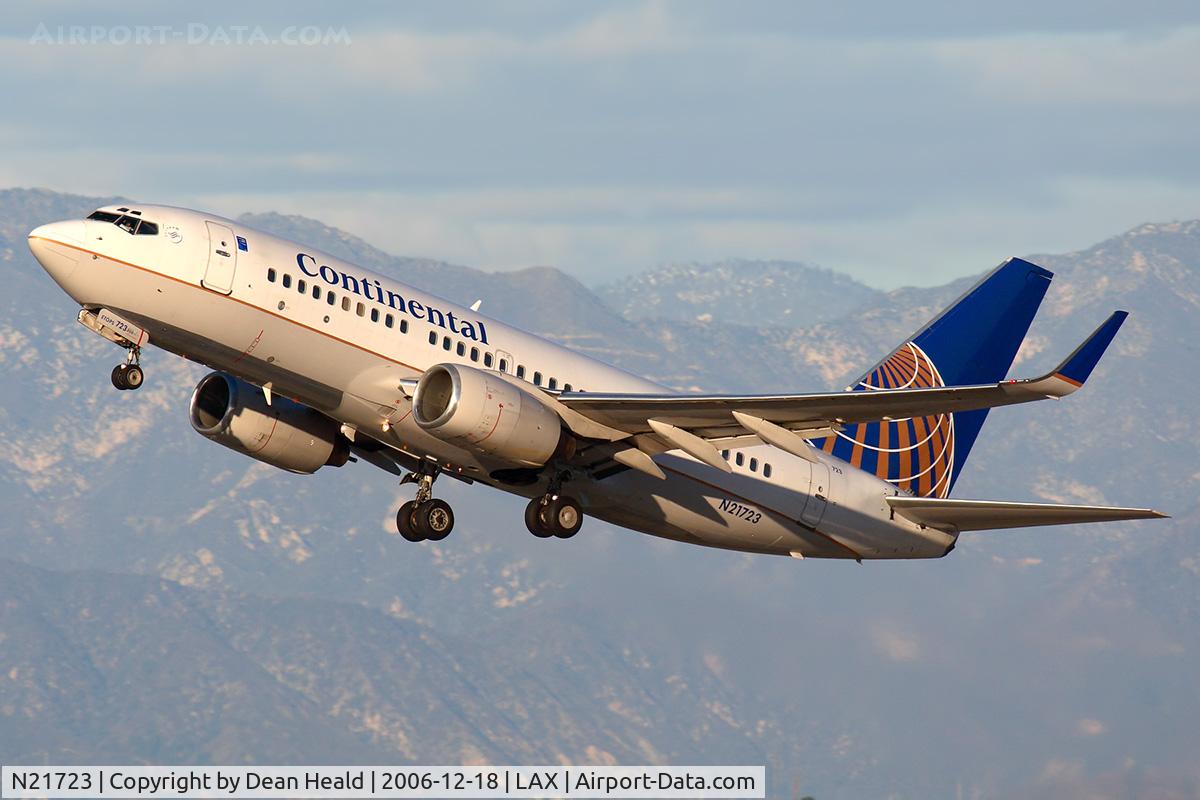 N21723, 1999 Boeing 737-724 C/N 28790, Continental Airlines N21723 (FLT COA514) climbing out from RWY 25R enroute to Cleveland Hopkins Int'l (KCLE).