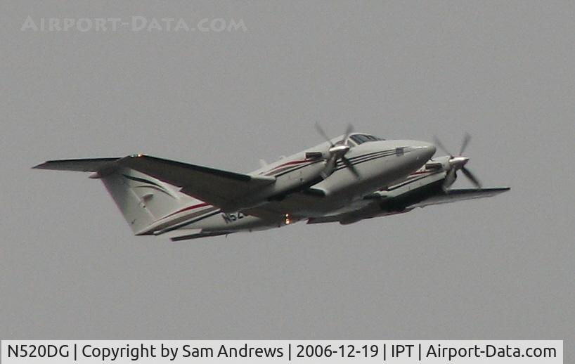 N520DG, 2001 Beech B200 King Air C/N BB-1753, I was able to get this when they were entering downwind for what I suppose was a brief fuel stop.