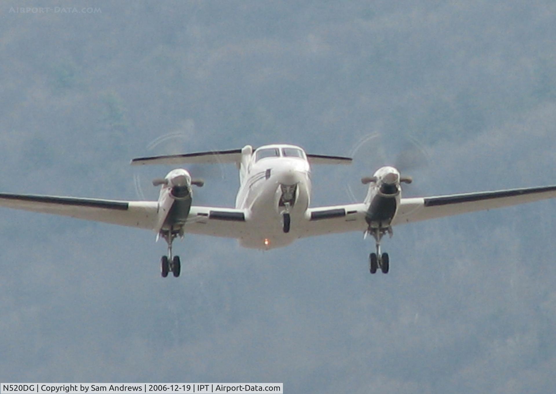 N520DG, 2001 Beech B200 King Air C/N BB-1753, Just after takeoff.