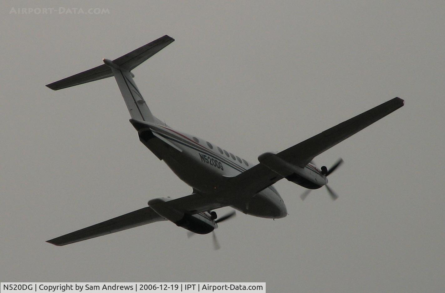 N520DG, 2001 Beech B200 King Air C/N BB-1753, Climbing out on their way to Saugeen Municipal Airport. Walkerton, Ontario.