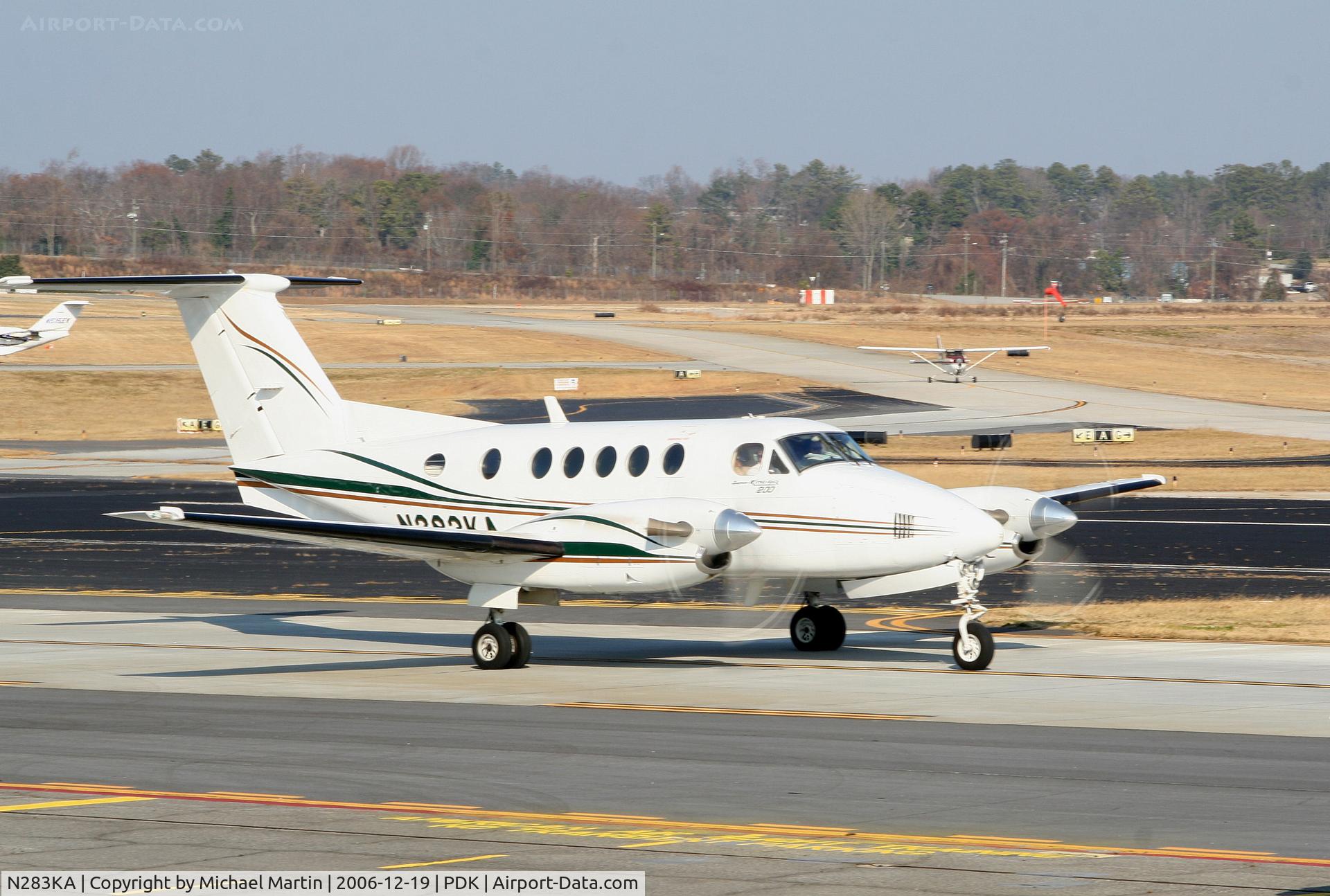 N283KA, 1975 Beech 200 Super King Air C/N BB-83, Taxing to Runway 2R