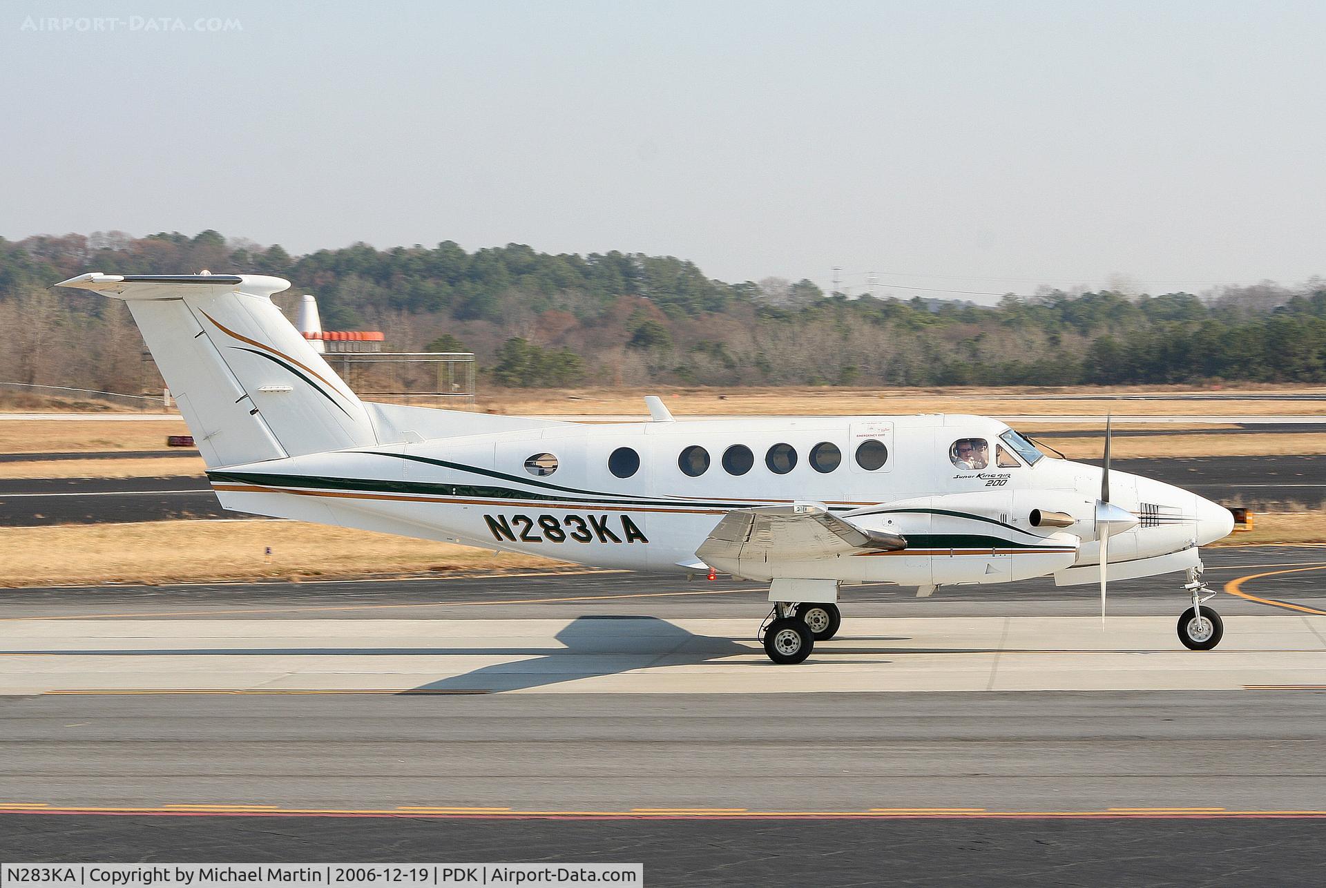 N283KA, 1975 Beech 200 Super King Air C/N BB-83, Taxing to Runway 2R