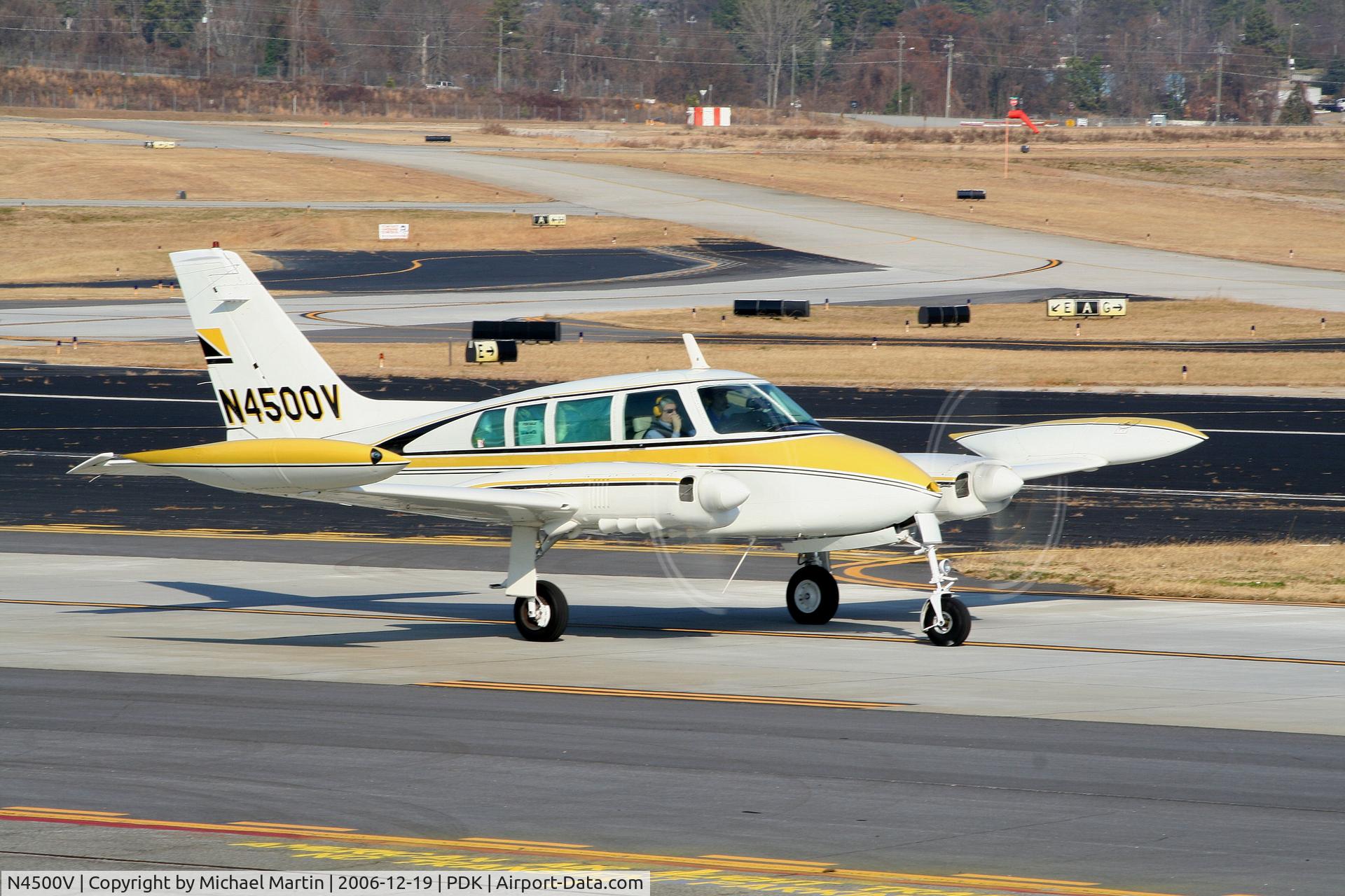N4500V, 1964 Cessna 320B Skyknight C/N 320B0053, Taxing to Runway 2R