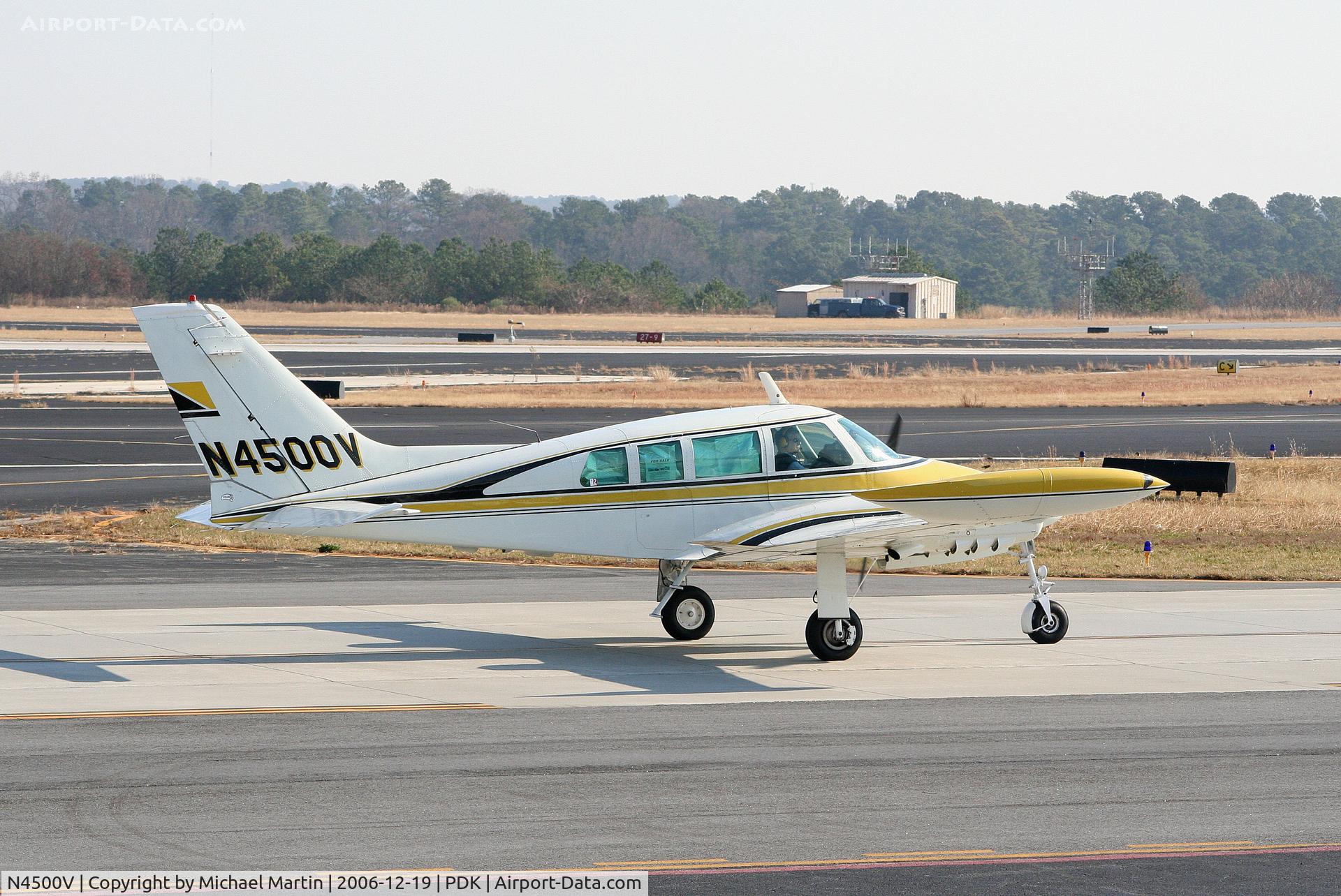 N4500V, 1964 Cessna 320B Skyknight C/N 320B0053, Taxing to Runway 2R