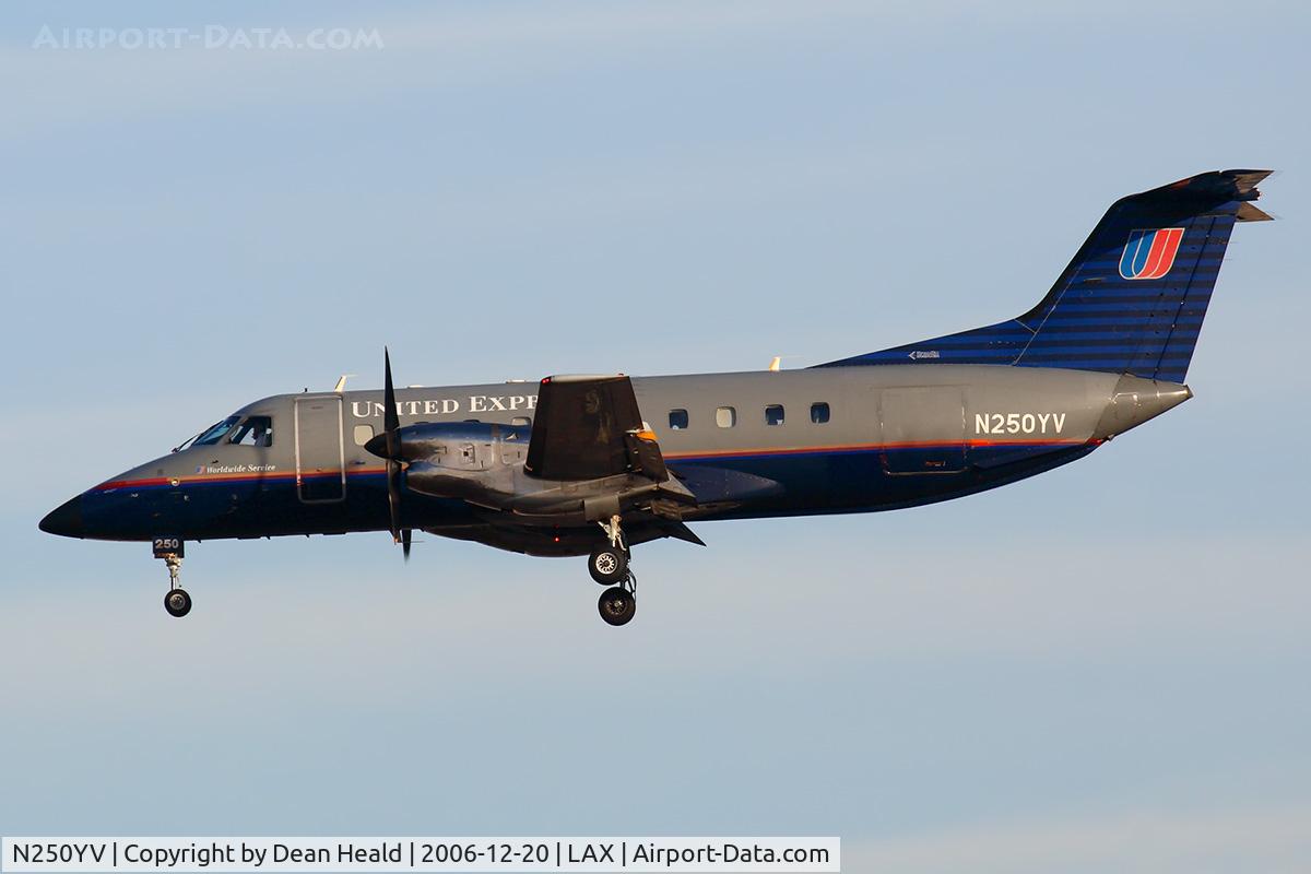 N250YV, 1993 Embraer EMB-120ER Brasilia C/N 120250, United Express (SkyWest Airlines) N250YV (FLT SKW6160) from San Diego Int'l (KSAN) on short final to RWY 25R early in the morning.
