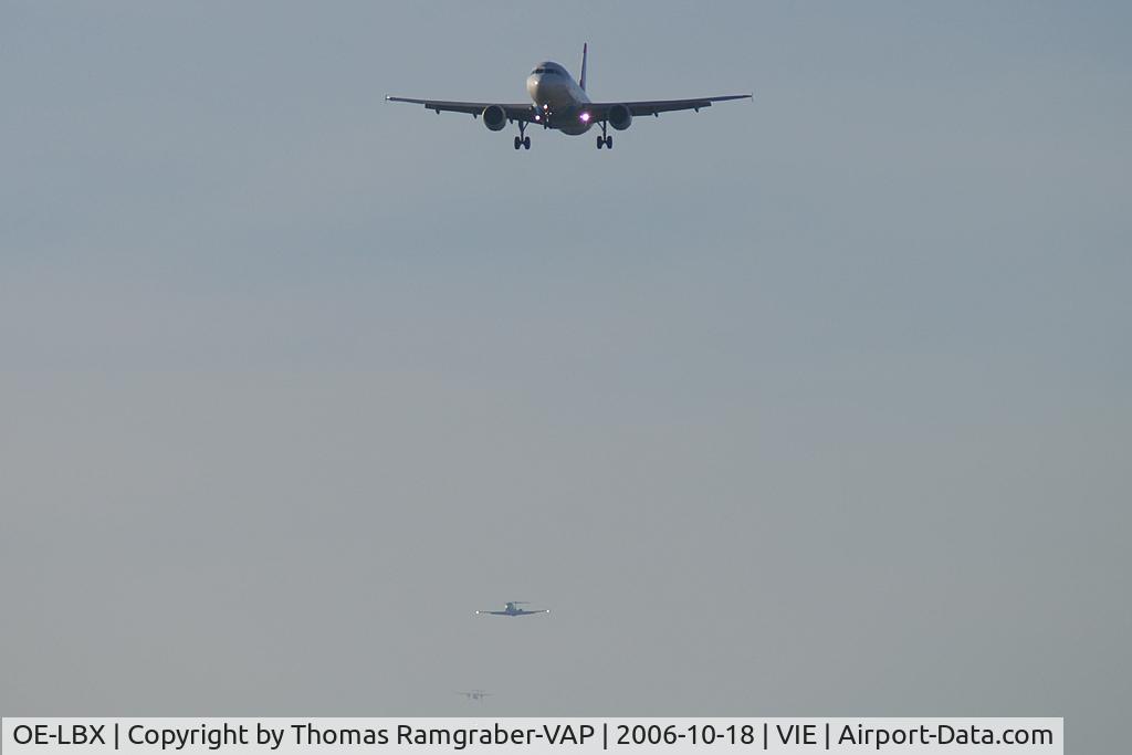 OE-LBX, 2002 Airbus A320-214 C/N 1735, all against the crosswind on final for rwy11