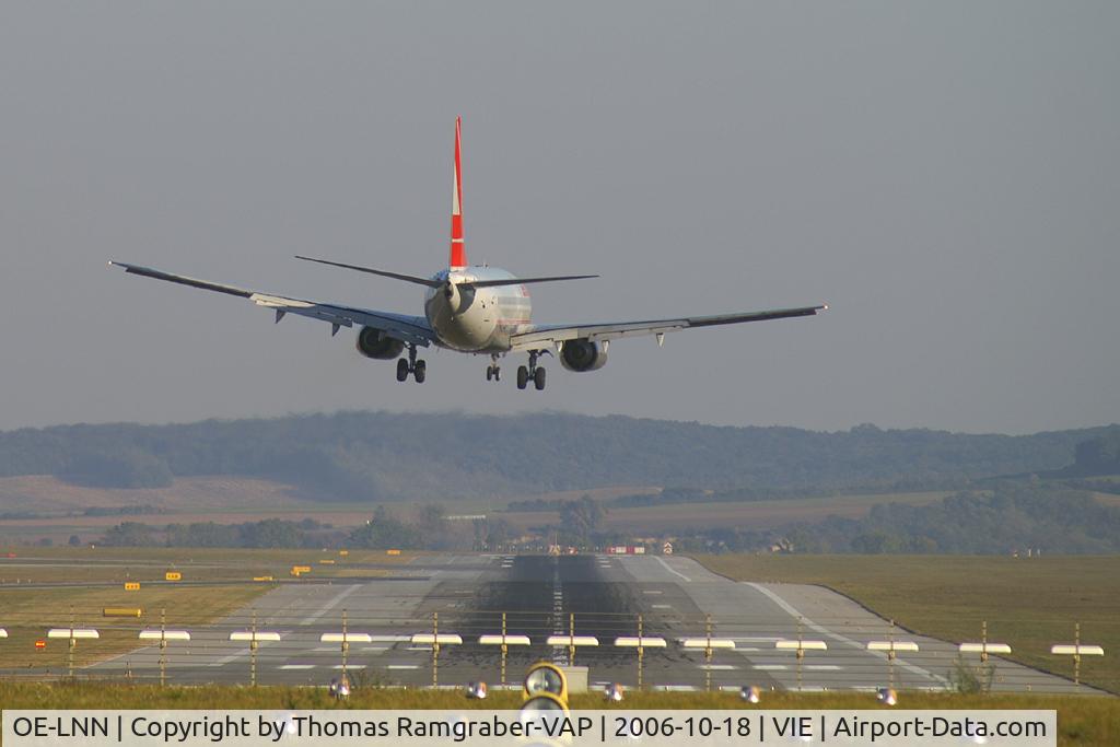 OE-LNN, 2000 Boeing 737-7Z9 C/N 30418, Austrian (Lauda) B737-700 a little bit of the centre line