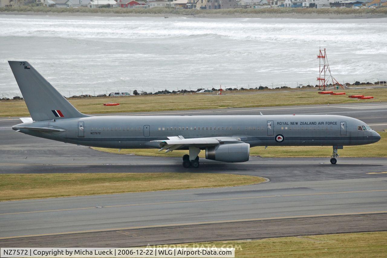 NZ7572, 1993 Boeing 757-2K2 C/N 26634, Just arrived in Wellington