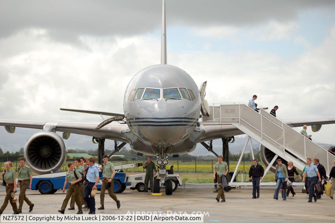 NZ7572, 1993 Boeing 757-2K2 C/N 26634, Deplaning in Dunedin