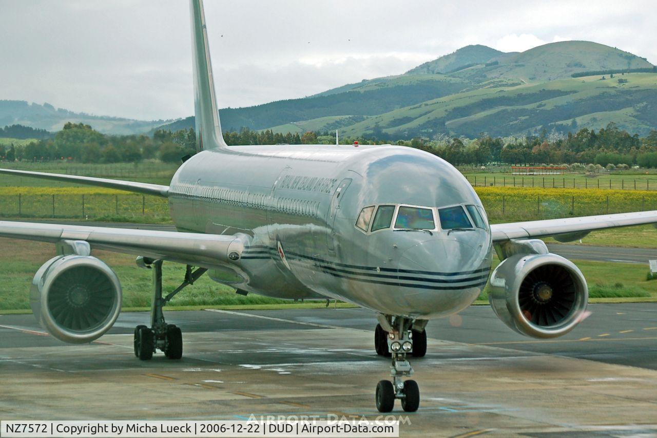 NZ7572, 1993 Boeing 757-2K2 C/N 26634, ready for departure